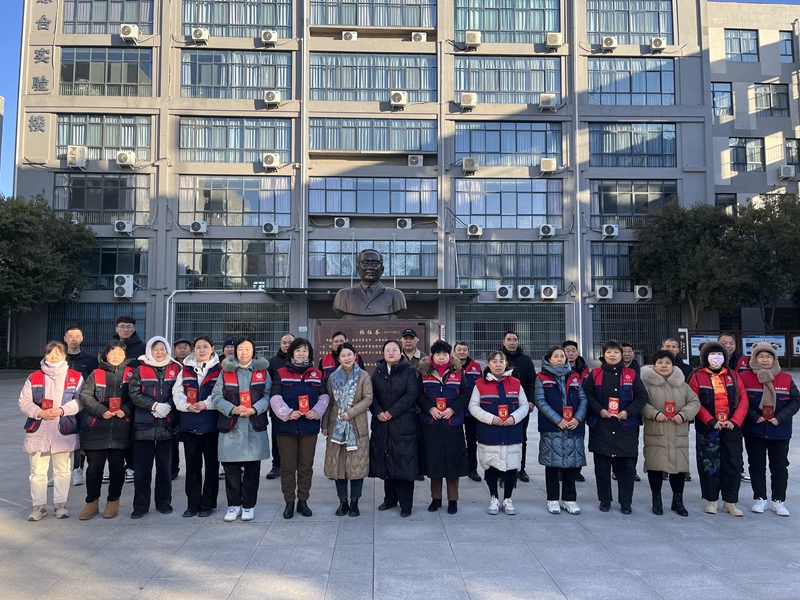 暖情除夕 校领导除夕慰问假期值班教职工