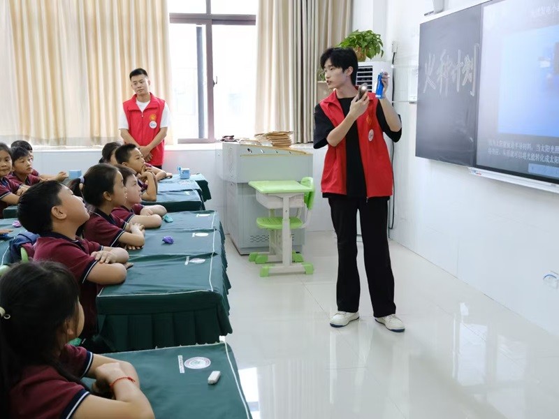 信息工程学院“火种计划”团队赴郑东新区文苑学校开展科学与技术普及活动