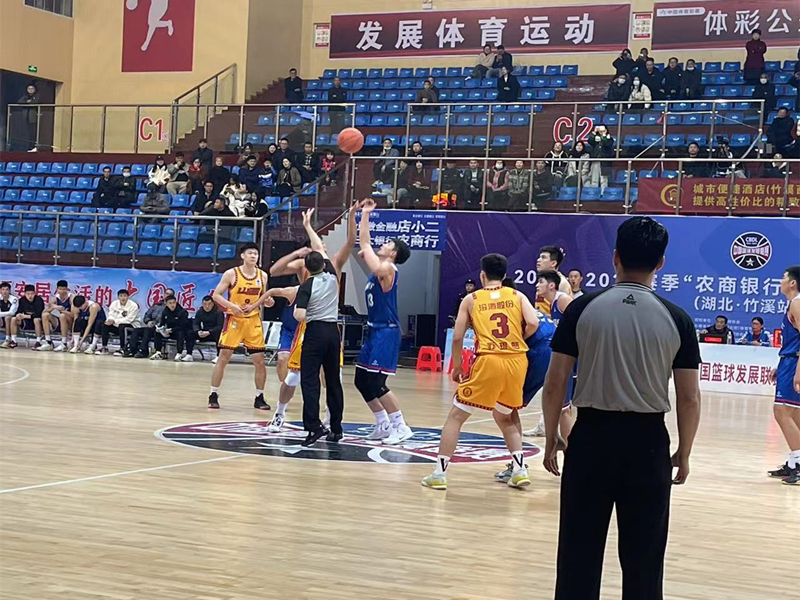 体育学院教师篮球国家级裁判王阳执裁中国篮球发展联赛